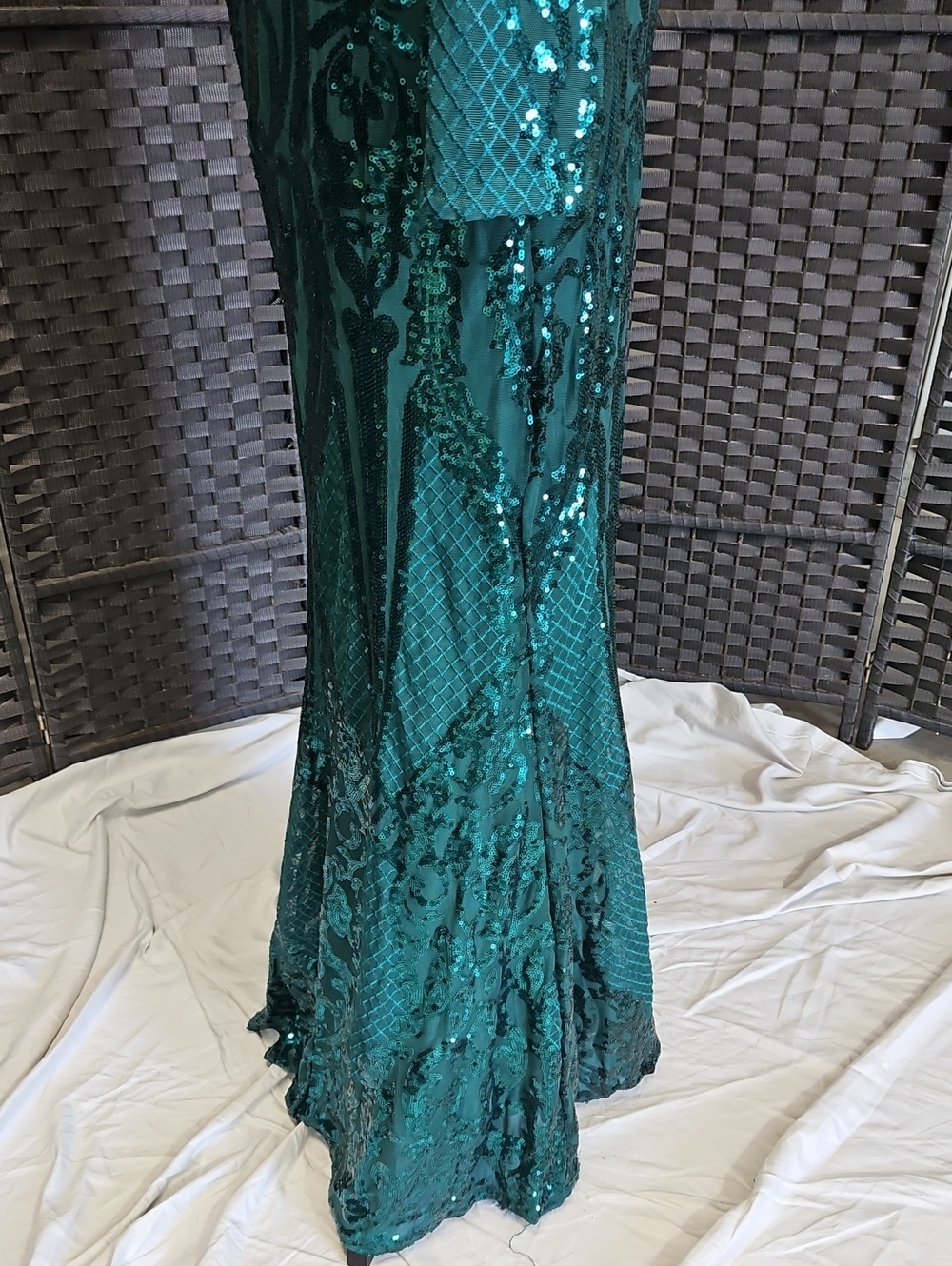 Size 10 emerald green off-shoulder long sleeve fitted sequin evening/prom gown - Picture 10 of 14